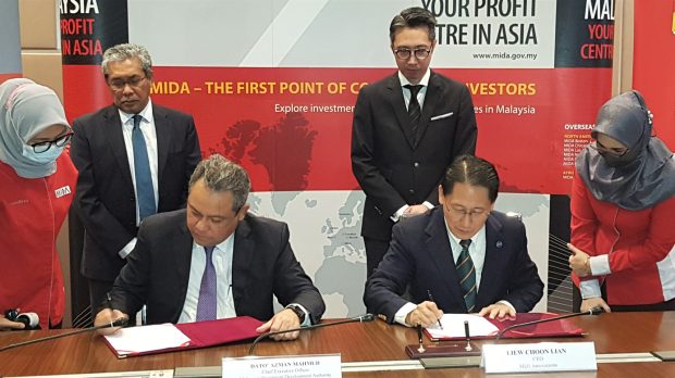 1.-Dato’-Azman-Mahmud,-CEO-of-MIDA-and-Mr-Liew-Coon-Lian,-CEO-of-MDTi-sign-the-Memorandum-of-Understanding